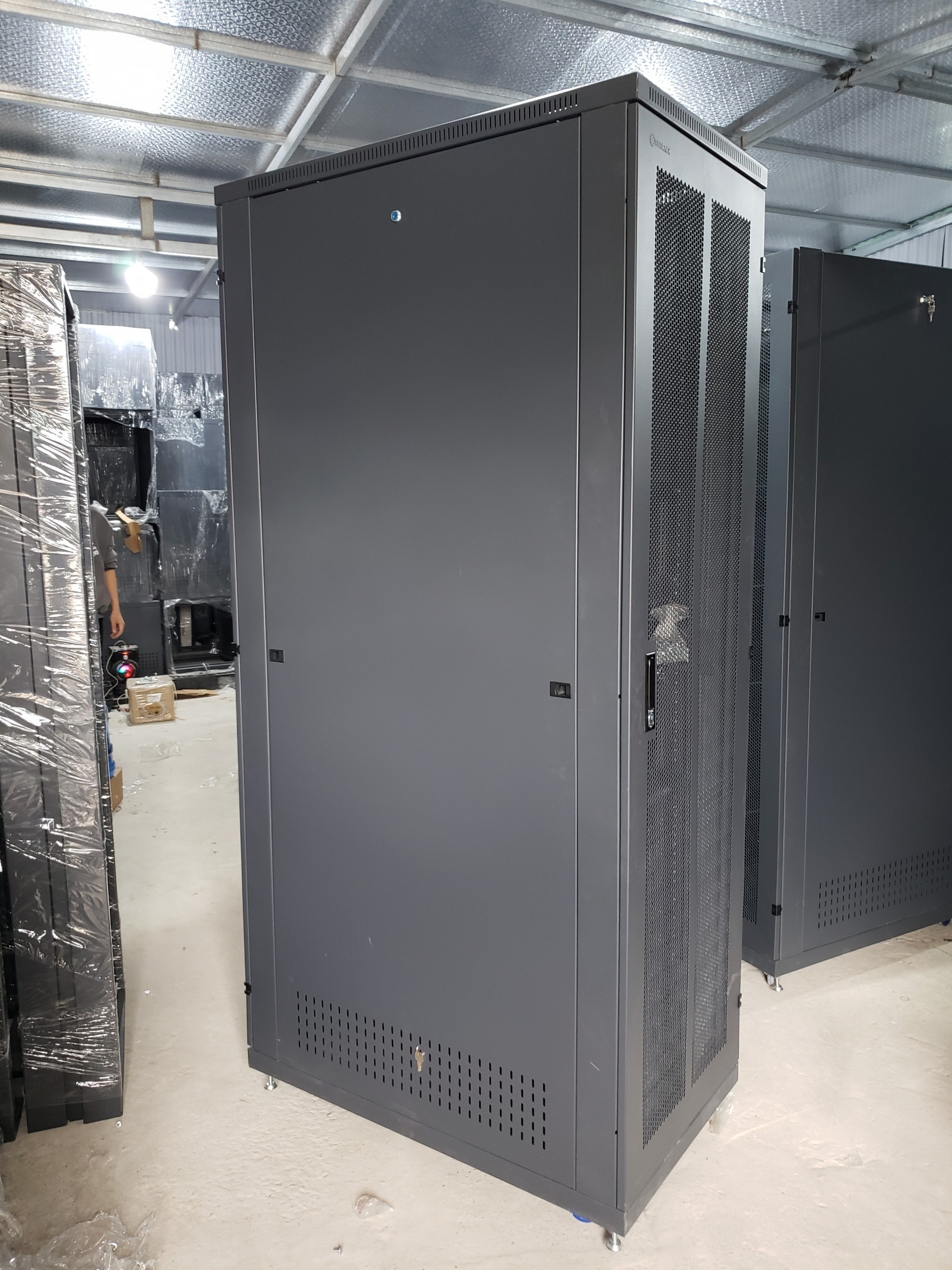 Marmont-tủ rack 42U D1000 hãng UNIRACK