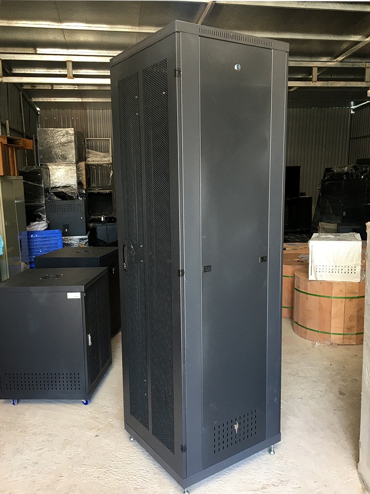 Marmont-tủ rack 42U D600 hãng UNIRACK
