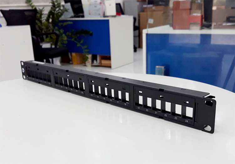 Marmont-Patch panel 24 port cat6 commscope