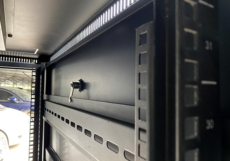 Marmont-Khóa chốt ở 2 bên cánh cửa hông của tủ rack
